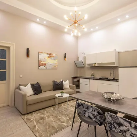 Quiet Center Near Heroes Square By Cavaland *